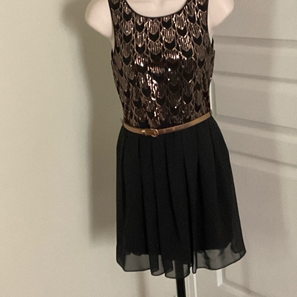 Beautiful belted stylish dress size 1. Like new - Picture 4 of 5